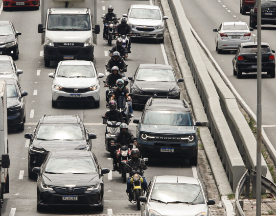 Motoristas de app protestam contra projeto de lei e ocupam vias de Belo Horizonte