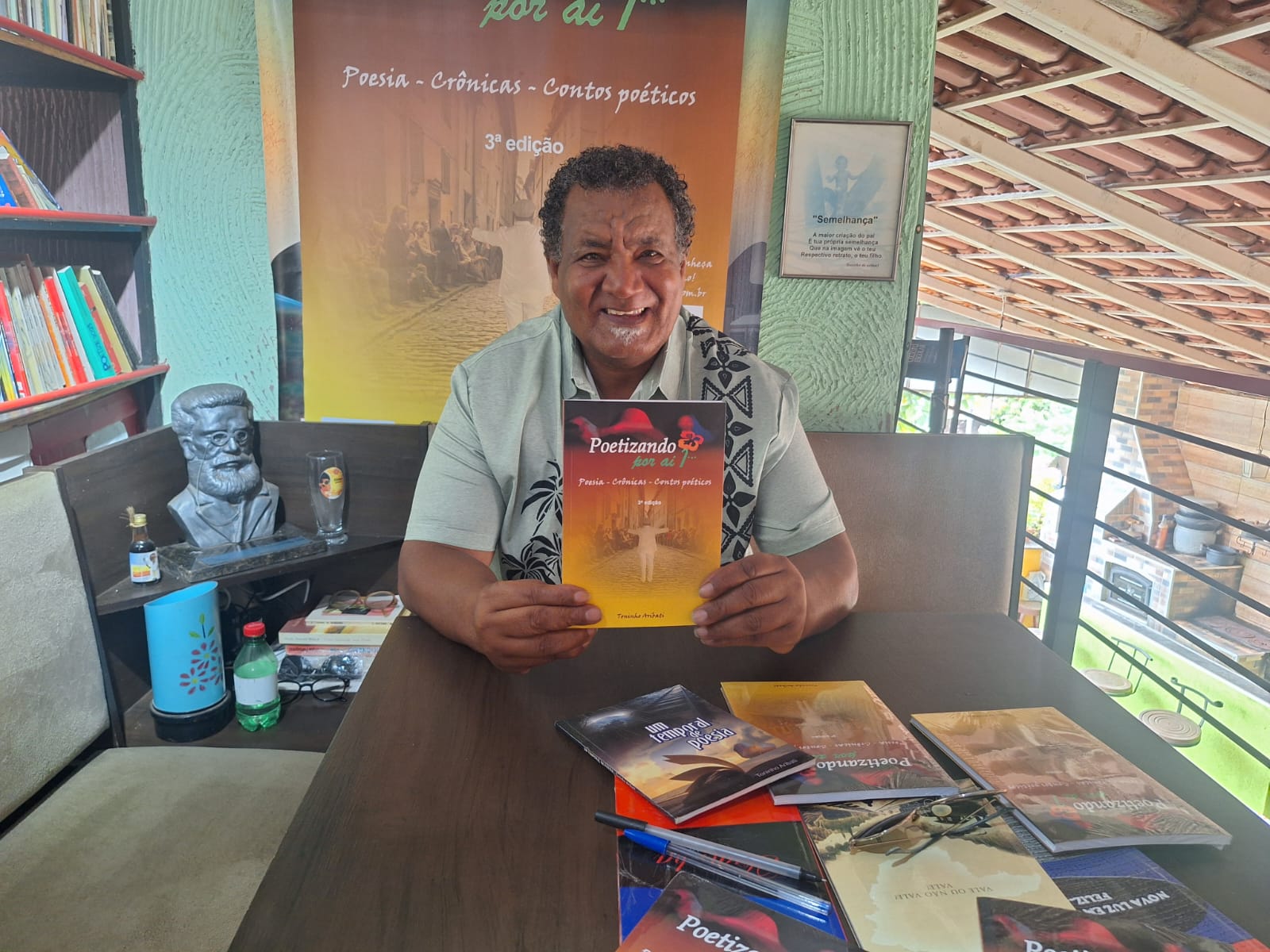 No Dia Mundial da Poesia, Toninho Aribati lança o livro Poetizando por Aí em Itabira