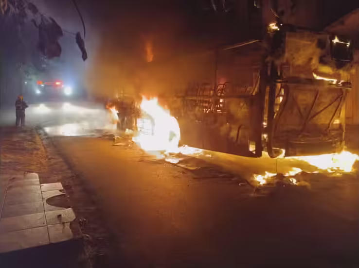 Ônibus é incendiado em Venda Nova e carta cita maus-tratos em unidade prisional da Grande BH