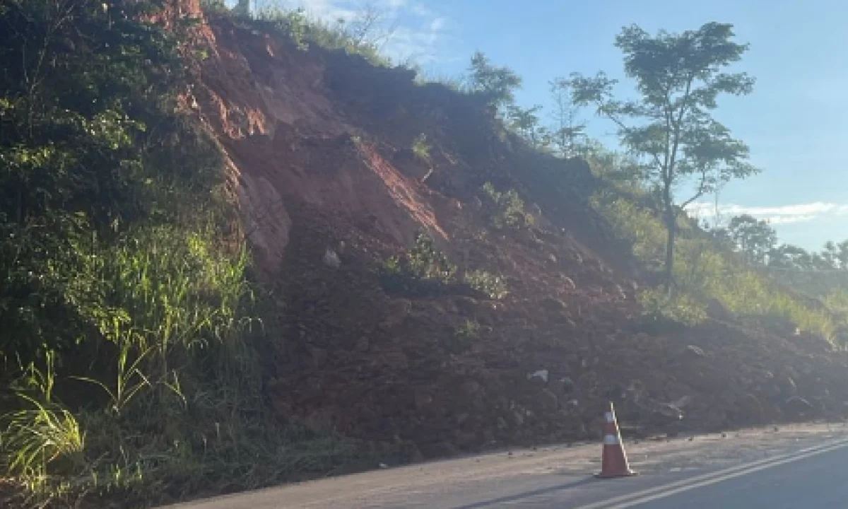 Motoristas que passaram pela rodovia na altua de Santa Luzia enfrentaram percalços no caminho