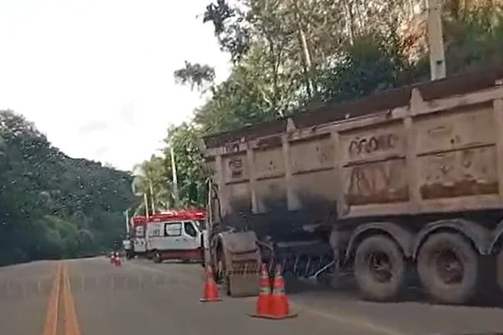 Carreta apresenta defeito no freio, motorista para para verificar e acaba atropelado pelo próprio veículo em Itabira