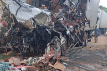 Acidente com três veículos de carga deixa um morto e interdita a BR-262