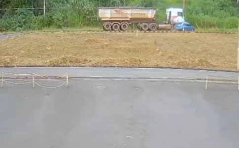Vídeo mostra colisão entre carro e carreta na MG-436 que deixou três feridos em Barão de Cocais