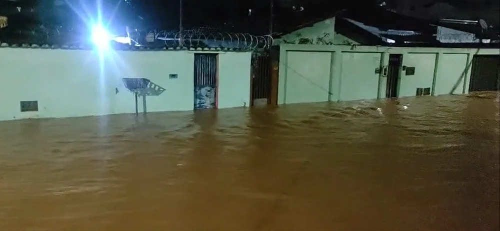 Tempestade provoca alagamentos, causa transtornos e mobiliza força-tarefa em Itabira