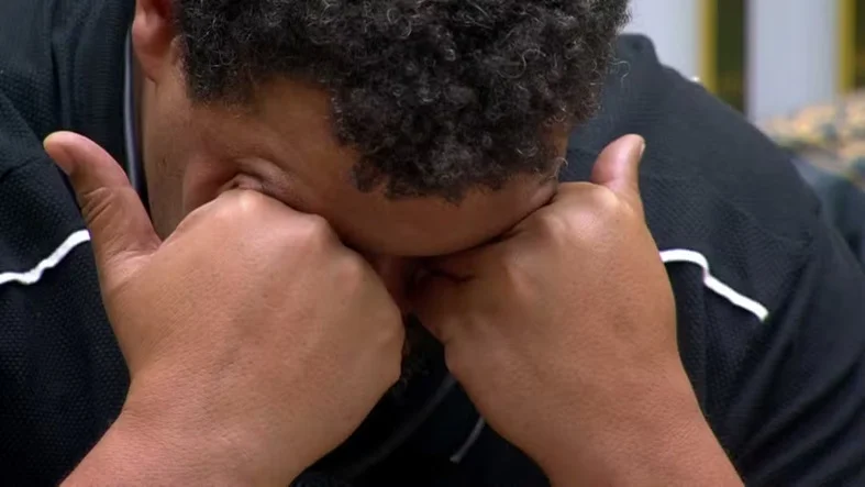 BBB 26: emparedado, Babu Santana tem crise de choro dentro da casa