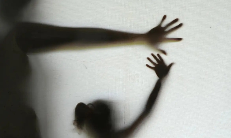 Matar filhos ou familiares para ferir a mãe passa a ser crime de vicaricídio, com pena de até 40 anos; entenda