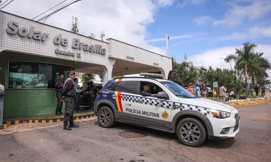 Jair Bolsonaro recebe alta e chega em casa para cumprir prisão domiciliar