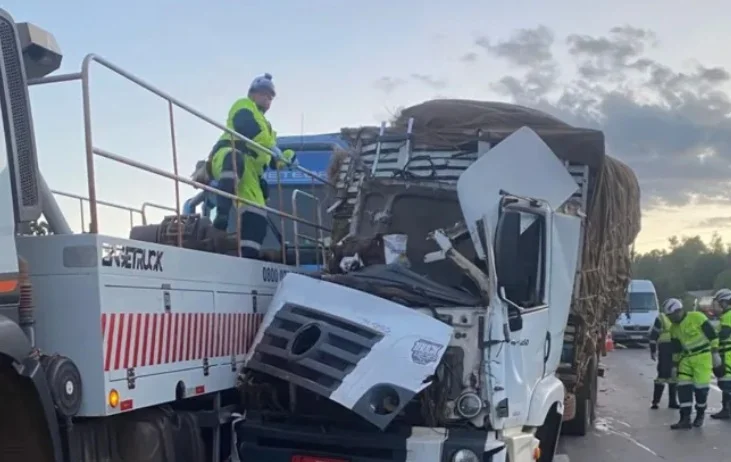 Acidente grave deixa um morto e interdita trânsito na BR-040