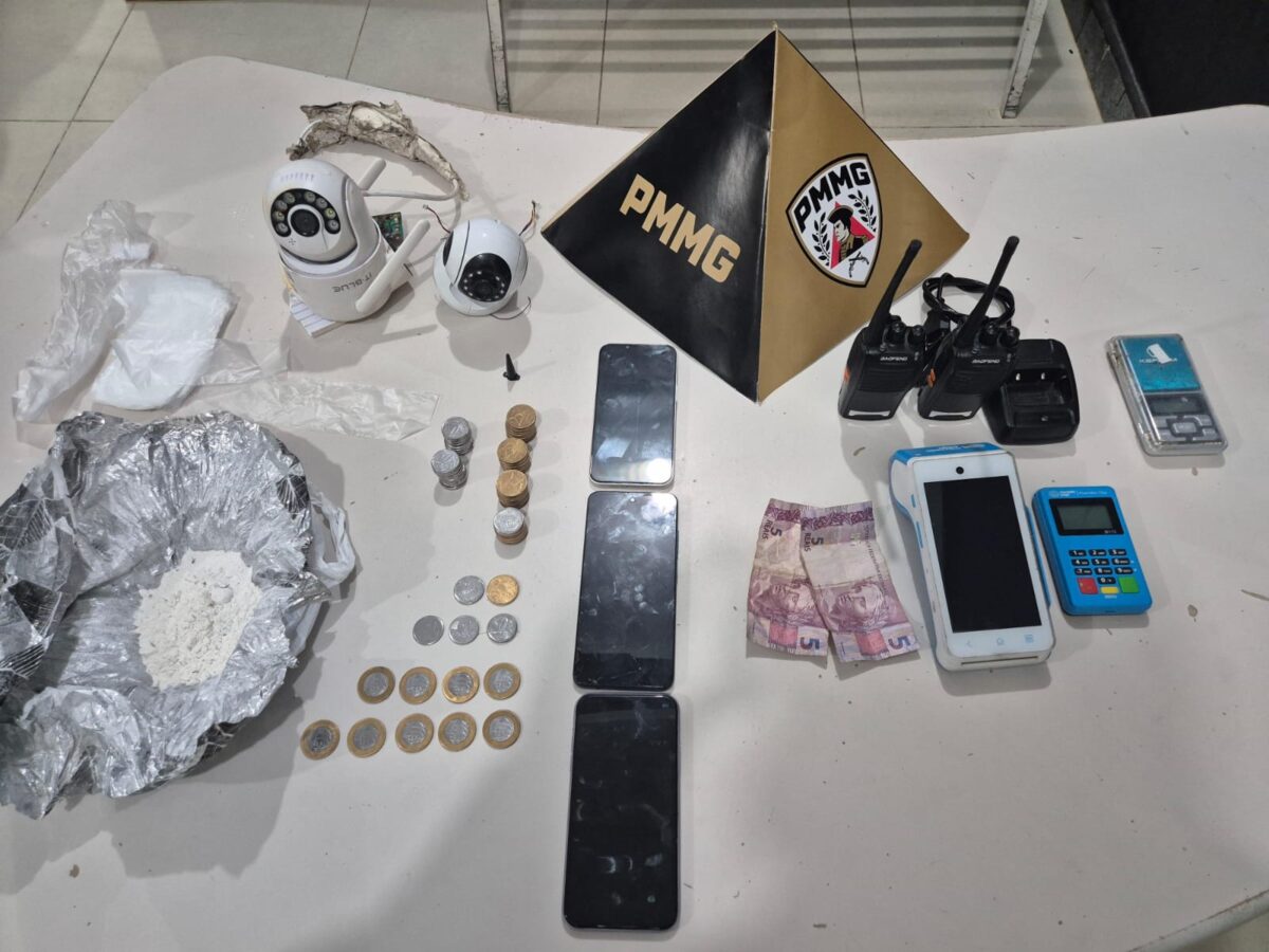 Polícia Militar a prende dois jovens por receptação e tráfico no bairro Clóvis Alvim II, em Itabira