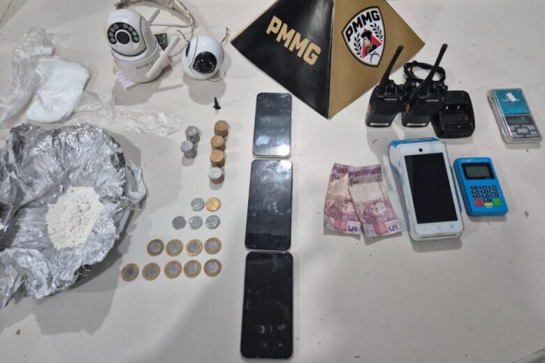 Polícia Militar a prende dois jovens por receptação e tráfico no bairro Clóvis Alvim II, em Itabira