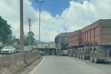 Batida entre carretas bloqueia pista e causa lentidão no Anel Rodoviário de BH