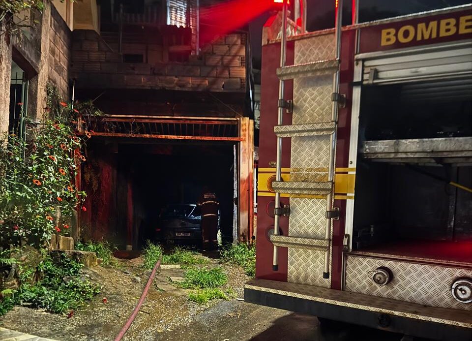 Incêndio destrói veículo em garagem e deixa estrutura comprometida em João Monlevade