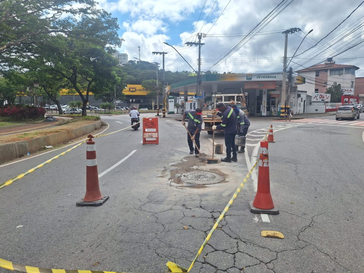 Saae realiza manutenção em bueiro na praça Dr. Acrísio Alvarenga, no Centro de Itabira
