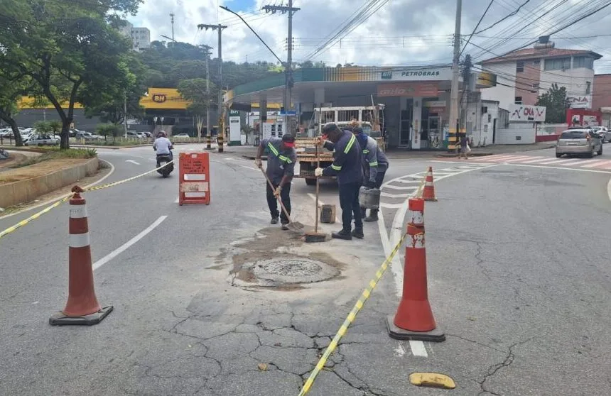 Saae realiza manutenção em bueiro na praça Dr. Acrísio Alvarenga, no Centro de Itabira