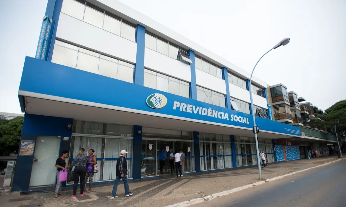 Aposentados recebem 13º do INSS antecipado; veja calendário de pagamentos de 2026