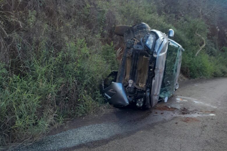 Motorista fica ferido após caminhonete bater em poste e capotar no Pau de Angu, em Itabira