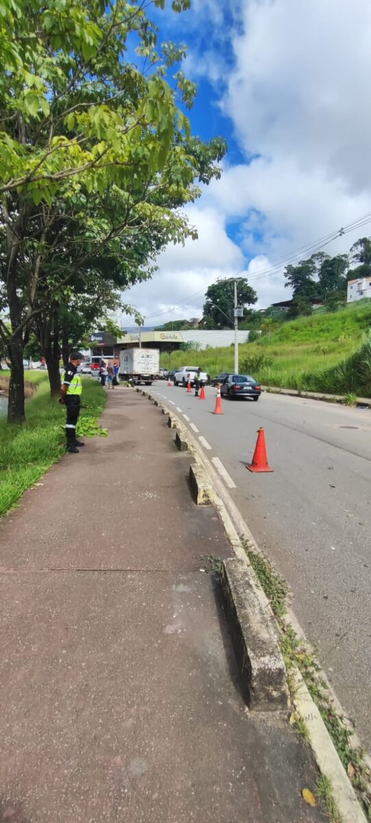 Motociclista fica ferida após colidir na traseira de caminhão na avenida Cristina Gazire, em Itabira