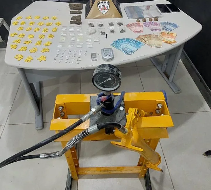 Homem é preso após ameaçar policiais e manter um imóvel como depósito de drogas em Itabira