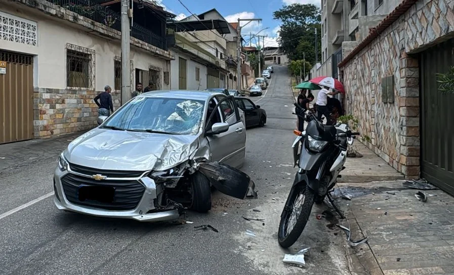 Acidente entre moto e carro deixa motociclista gravemente ferido em João Monlevade