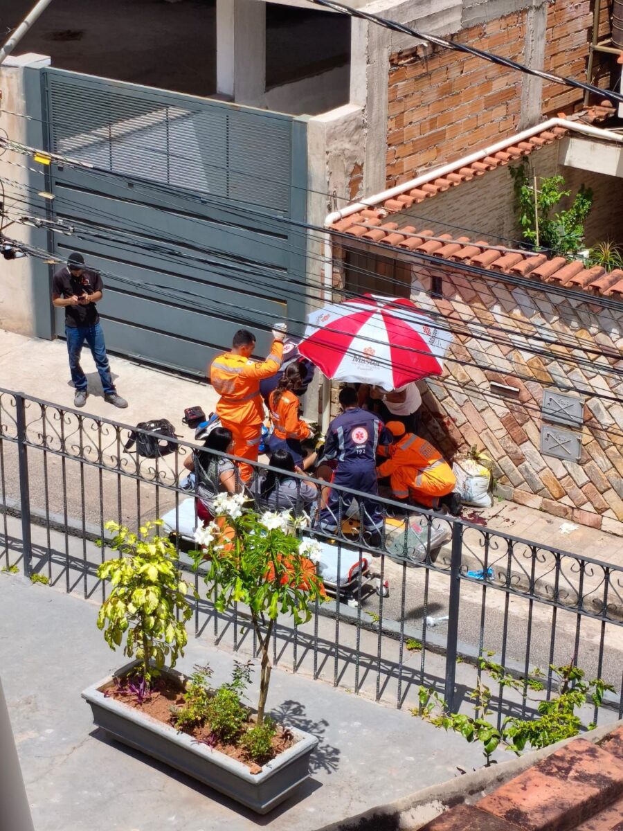Acidente entre moto e carro deixa motociclista gravemente ferido em João Monlevade