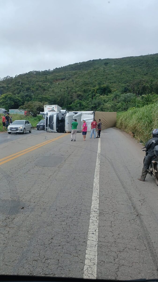 Carreta bitrem tomba na BR-381 e provoca congestionamento nos dois sentidos da rodovia