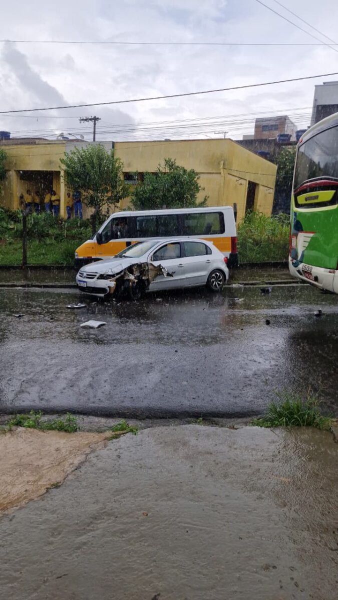 Colisão entre carro e ônibus é registrada no bairro Fênix, em Itabira