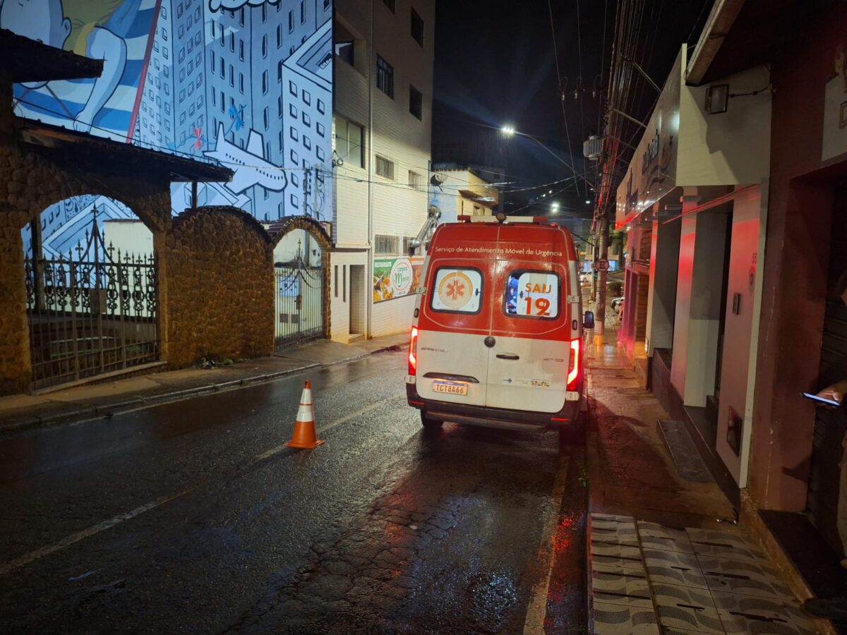 Motociclista fica ferido após perder controle da moto para evitar colisão no Centro de Itabira