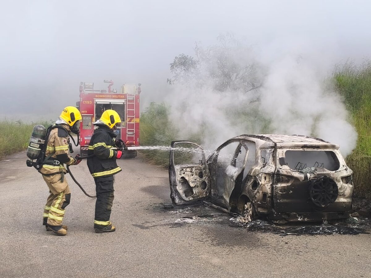 Carro pega fogo perto da Unifei e pode ter sido usado na fuga de detentos da APAC em Itabira