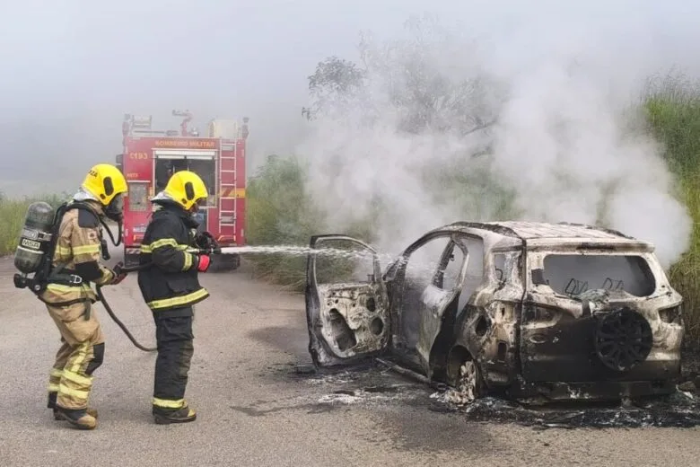 Carro pega fogo perto da Unifei e pode ter sido usado na fuga de detentos da APAC em Itabira