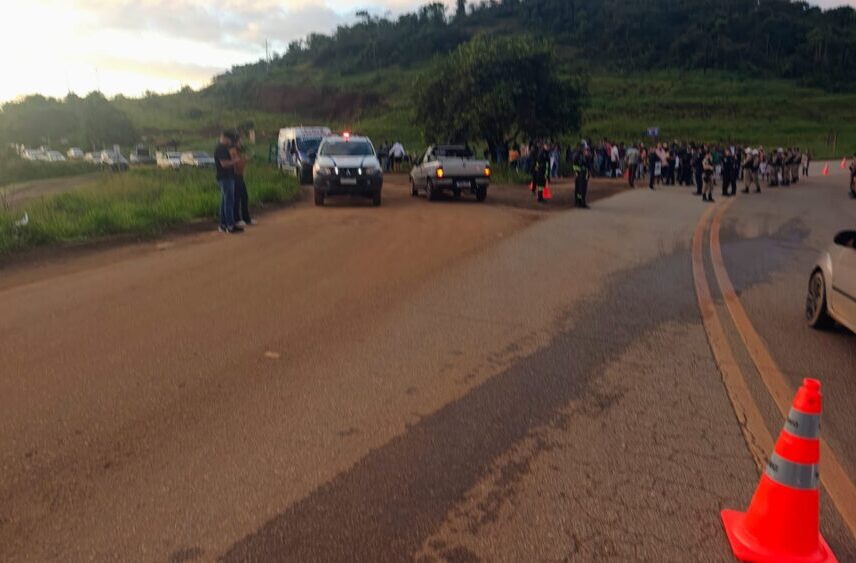 Protesto por asfaltamento do acesso ao distrito de Fonseca reúne 150 pessoas no entroncamento com as MG‑129 e MG‑326