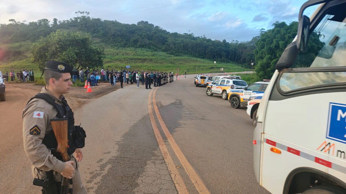 Protesto por asfaltamento do acesso ao distrito de Fonseca reúne 150 pessoas no entroncamento com as MG‑129 e MG‑326