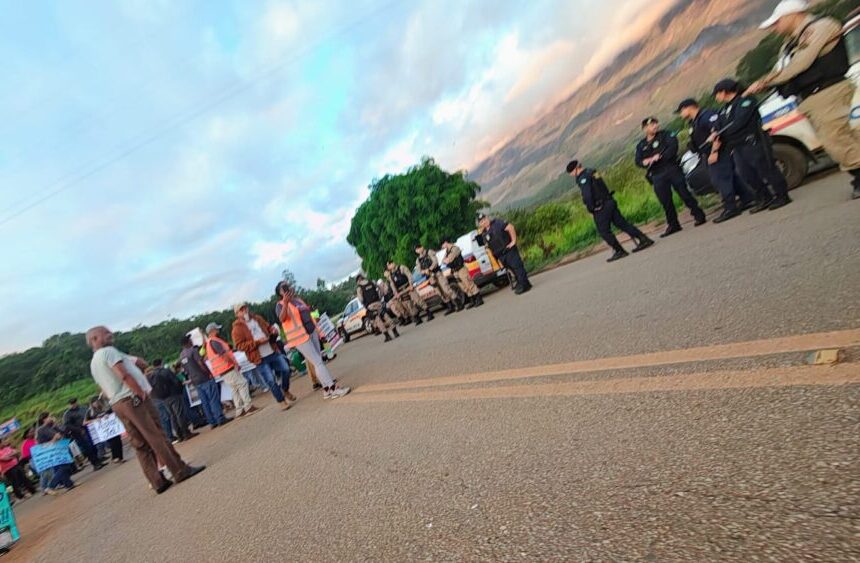 Protesto por asfaltamento do acesso ao distrito de Fonseca reúne 150 pessoas no entroncamento com as MG‑129 e MG‑326