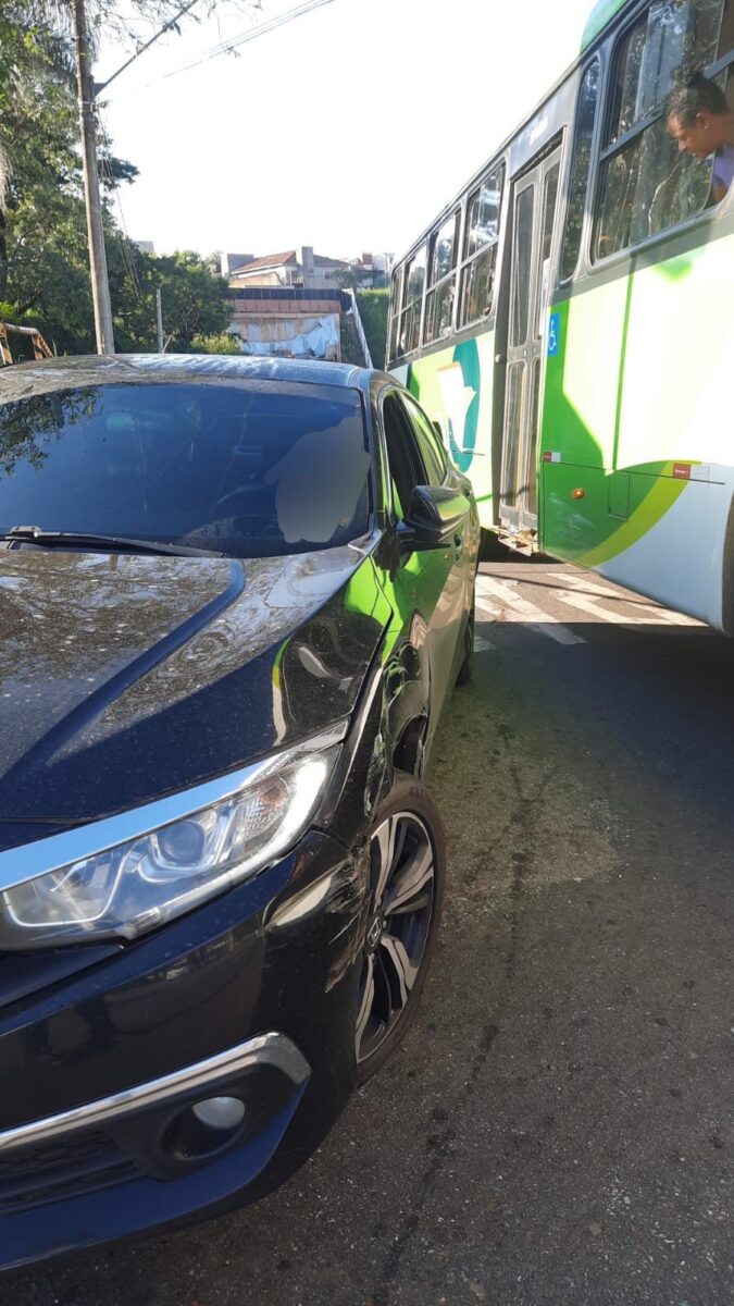Colisão entre ônibus e carro é registrada na rotatória do bairro Amazonas, em Itabira