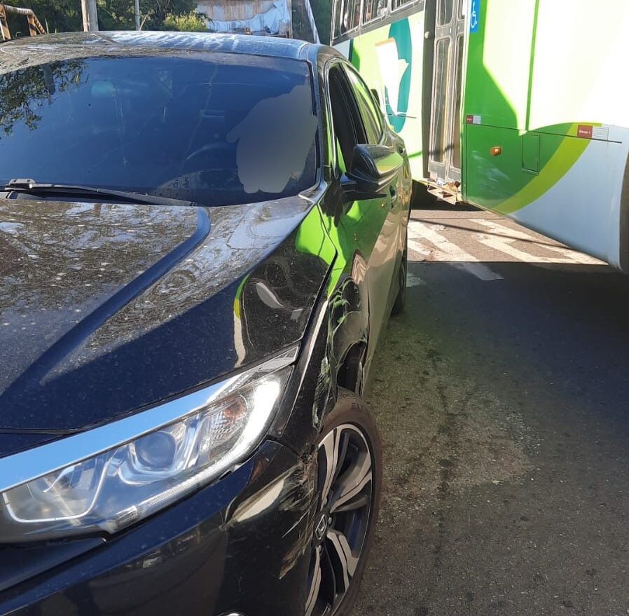 Colisão entre ônibus e carro é registrada na rotatória do bairro Amazonas, em Itabira