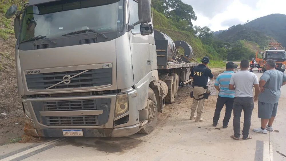 Motociclista morre em grave acidente envolvendo duas carretas na BR-381