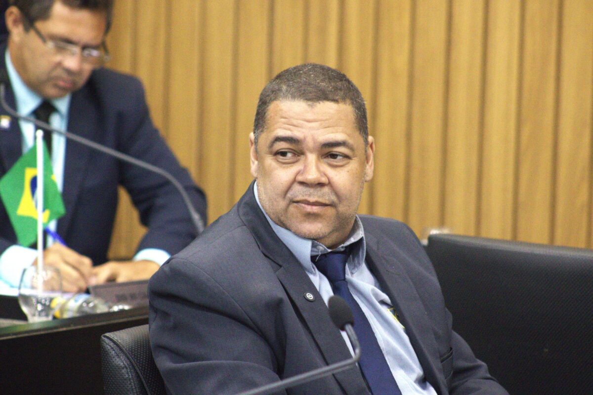 Vereador defende carro para cada parlamentar com verba da Câmara e confronta repórter ao ser questionado sobre custos