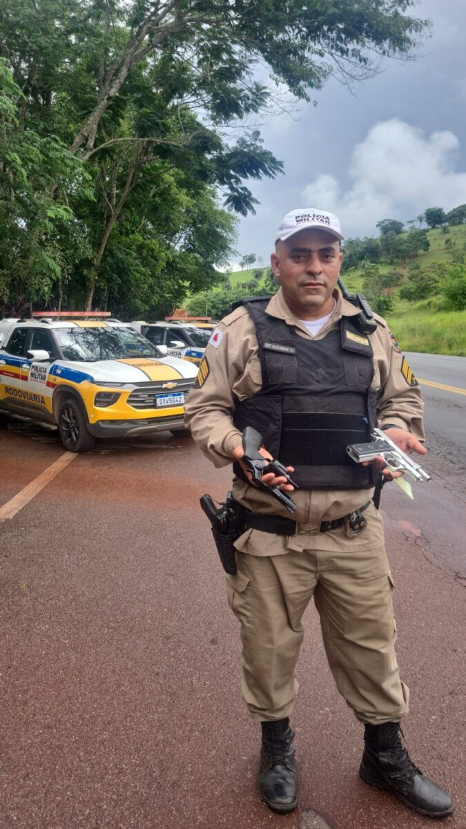 Polícia Militar Rodoviária apreende armas em dois veículos na MG-434