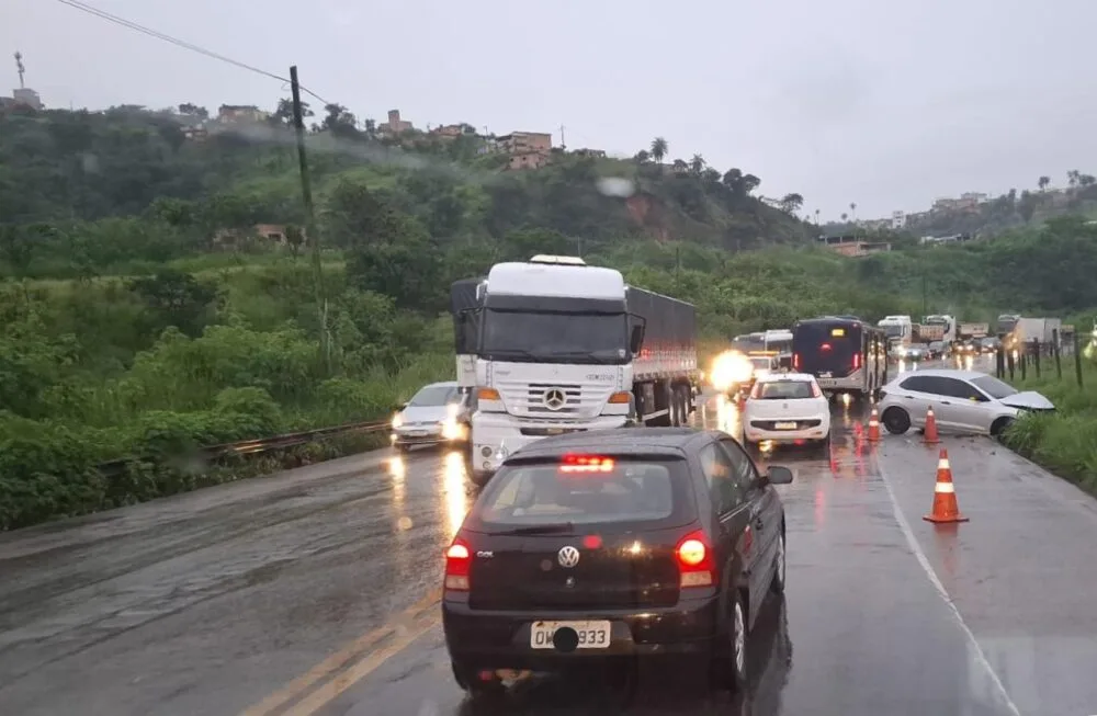 Manhã chuvosa provoca acidentes e causa lentidão na BR-381