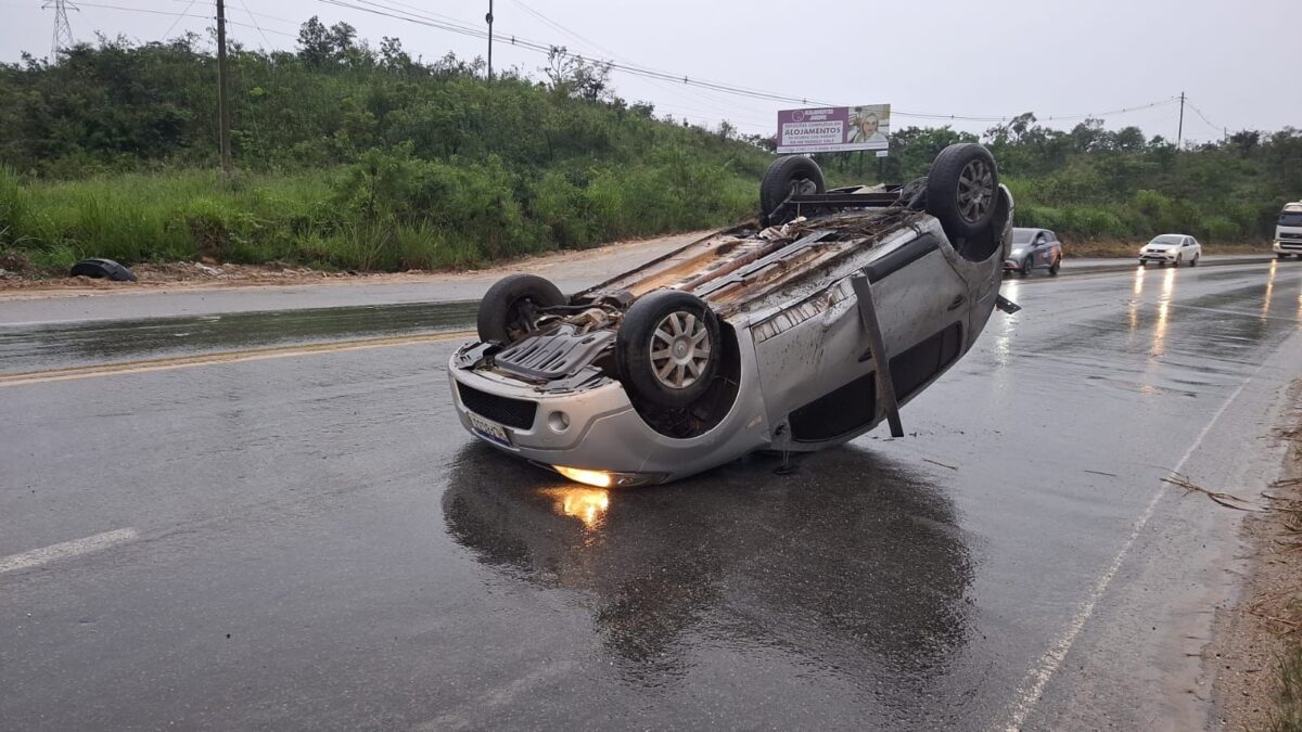 Colisão e capotamento foram registrados em sequência na rodovia, que teve trânsito impactado nos dois sentidos