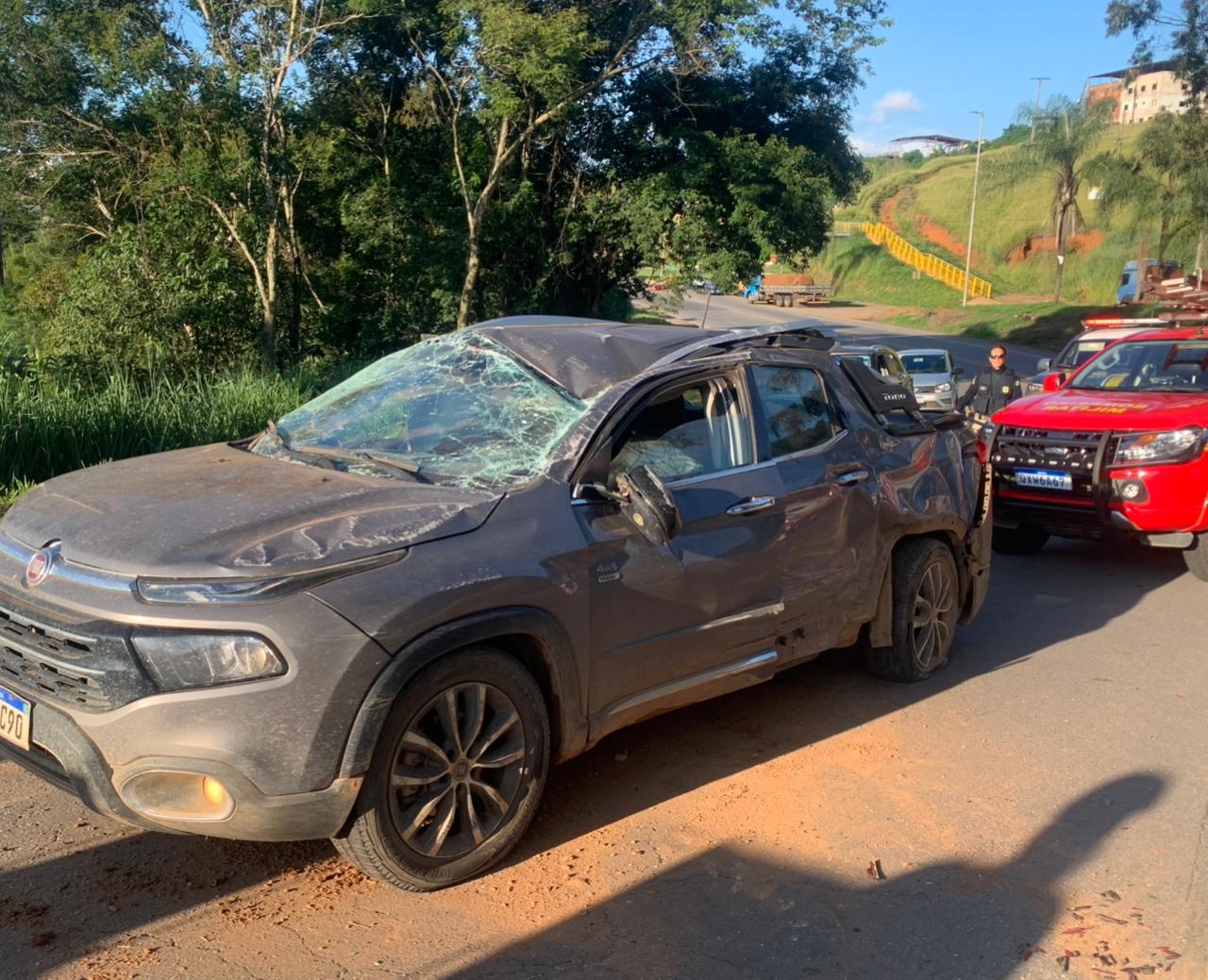 Carro invade a contramão, atinge moto e caminhonete e deixa feridos na BR-381, em João Monlevade