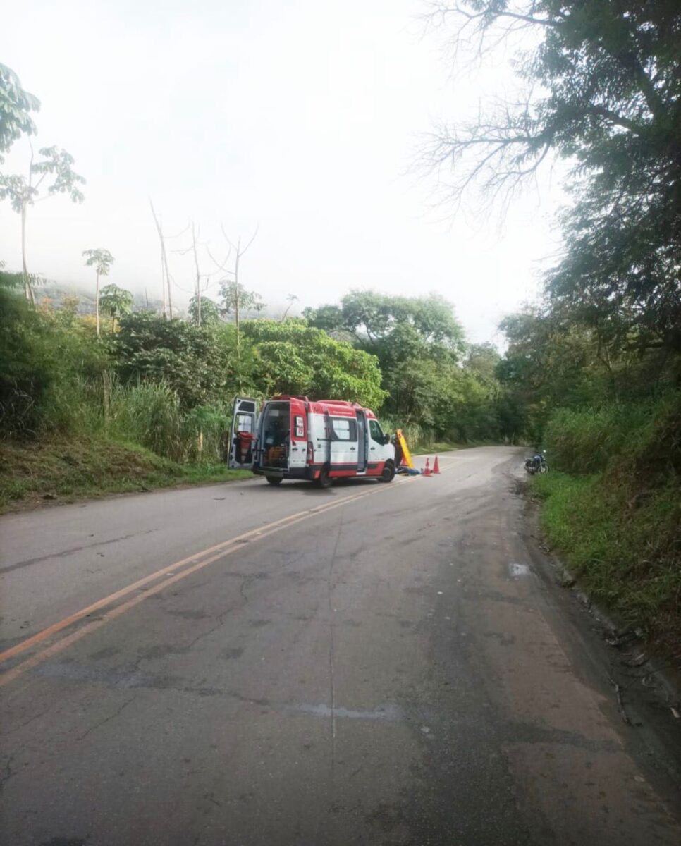 Motociclista derrapa em chorume, invade contramão e se envolve em acidente na Estrada 105, em Itabira