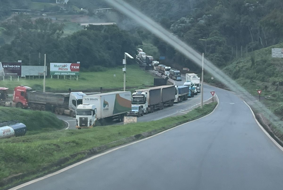 Carreta tomba, deixa motorista preso às ferragens e interdita BR-262 e BR-381 em João Monlevade