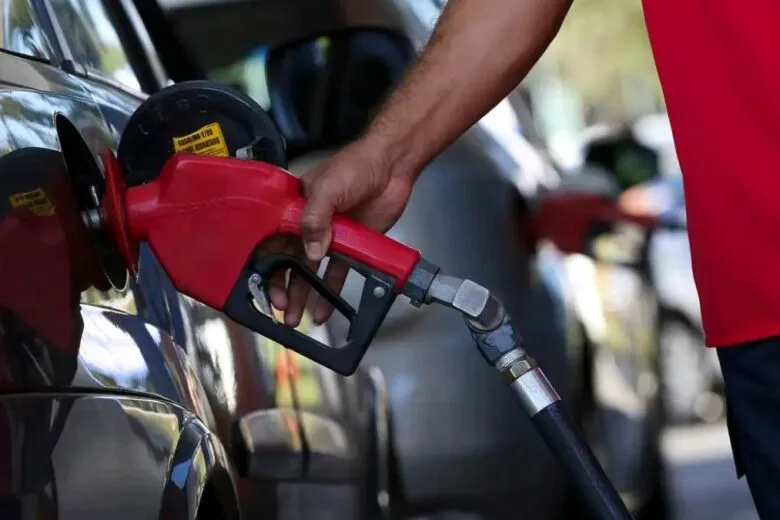 Governo federal estabelece subsídio para gasolina e diesel após disparada nos preços