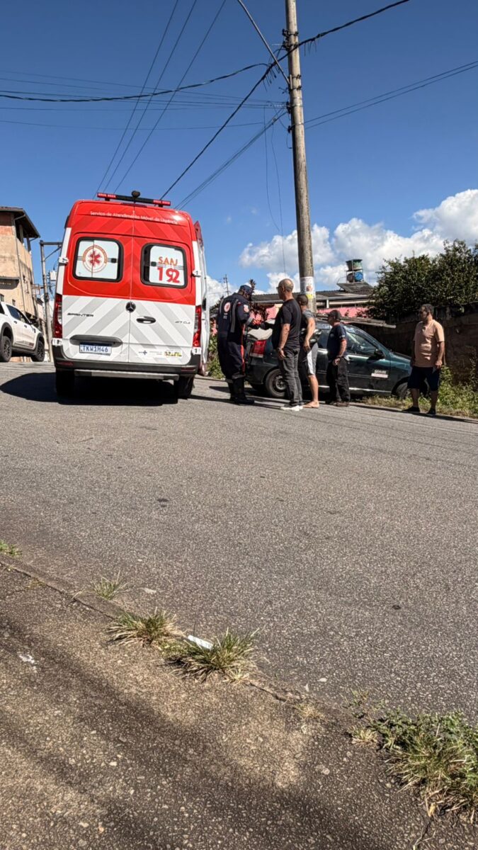 Motociclista fica ferido após colisão com carro em cruzamento do bairro Eldorado, em Itabira