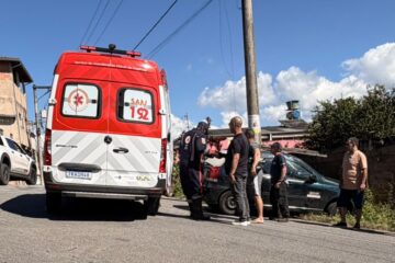 Motociclista fica ferido após colisão com carro em cruzamento do bairro Eldorado, em Itabira
