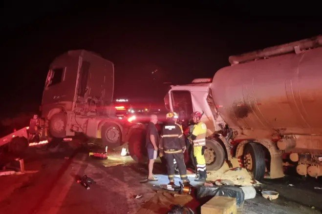 Grávida e bebê morrem em engavetamento com quatro caminhões na BR-365