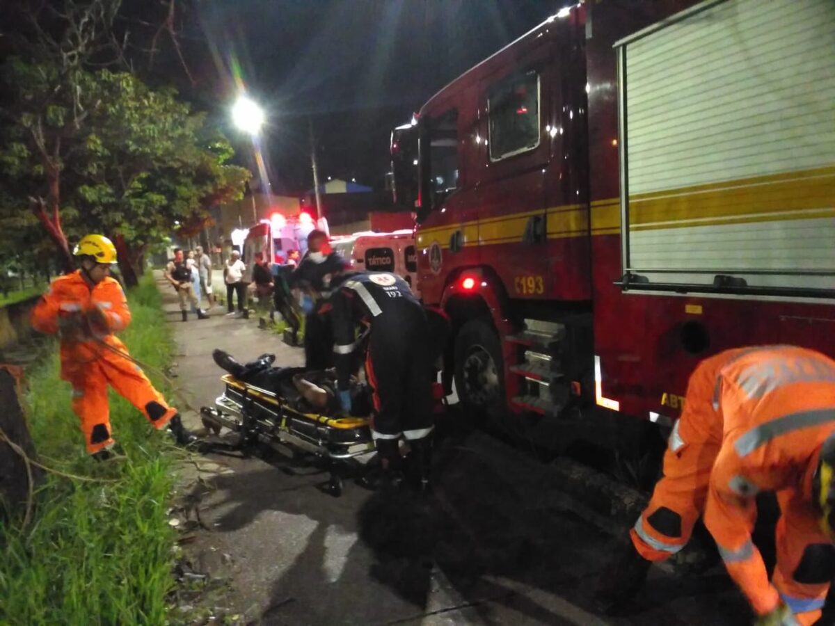Homem é resgatado após cair em canal de água pluvial durante chuvas