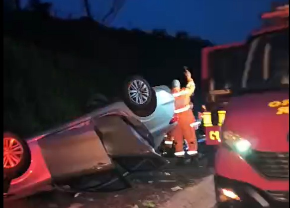 Motorista é resgatado após capotamento na BR-381, em Caeté