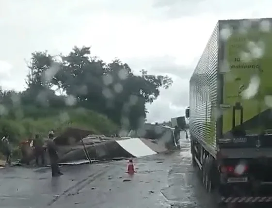 Carreta é destombada, mas carga na pista mantém trânsito em “pare e siga” na BR-381