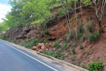 DER implanta “pare e siga” na MGC-135 para obras de contenção